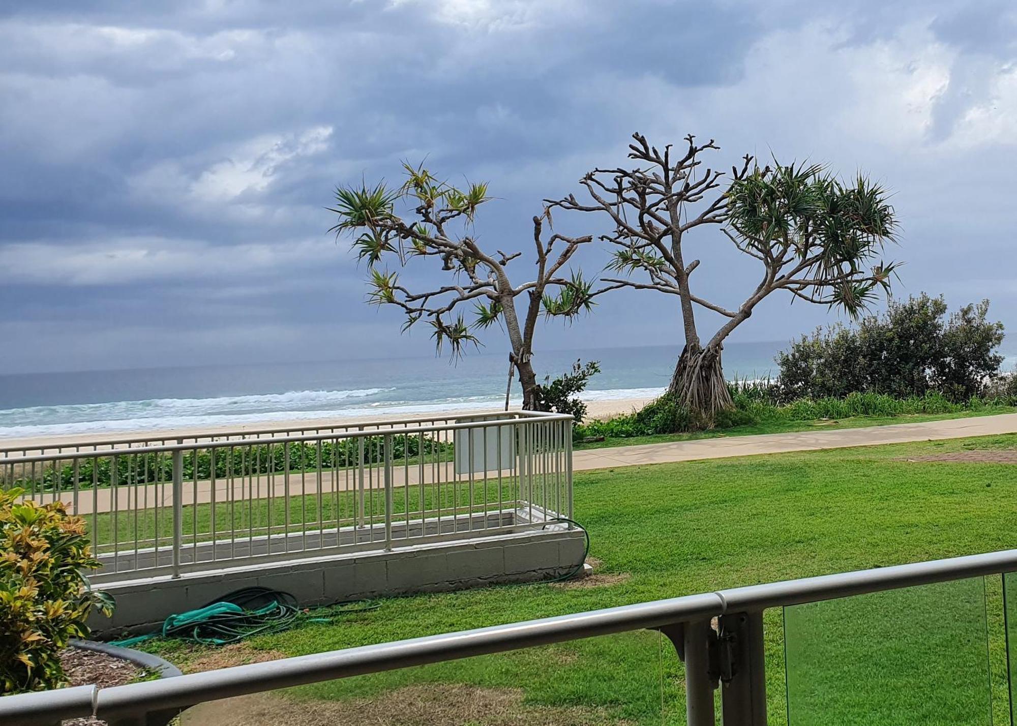Pacific Surf Absolute Beachfront Apartments Gold Coast Exterior photo