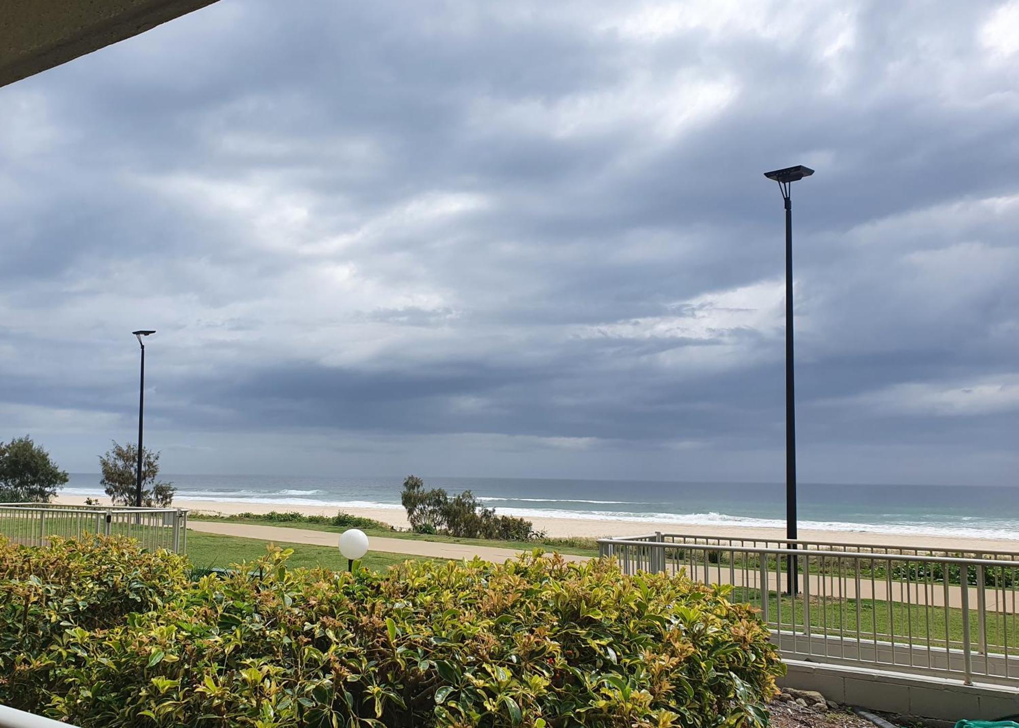 Pacific Surf Absolute Beachfront Apartments Gold Coast Exterior photo