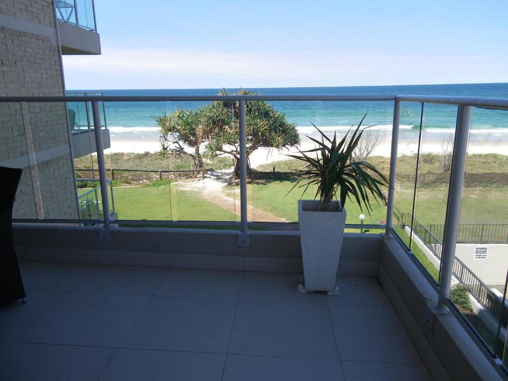 Pacific Surf Absolute Beachfront Apartments Gold Coast Room photo