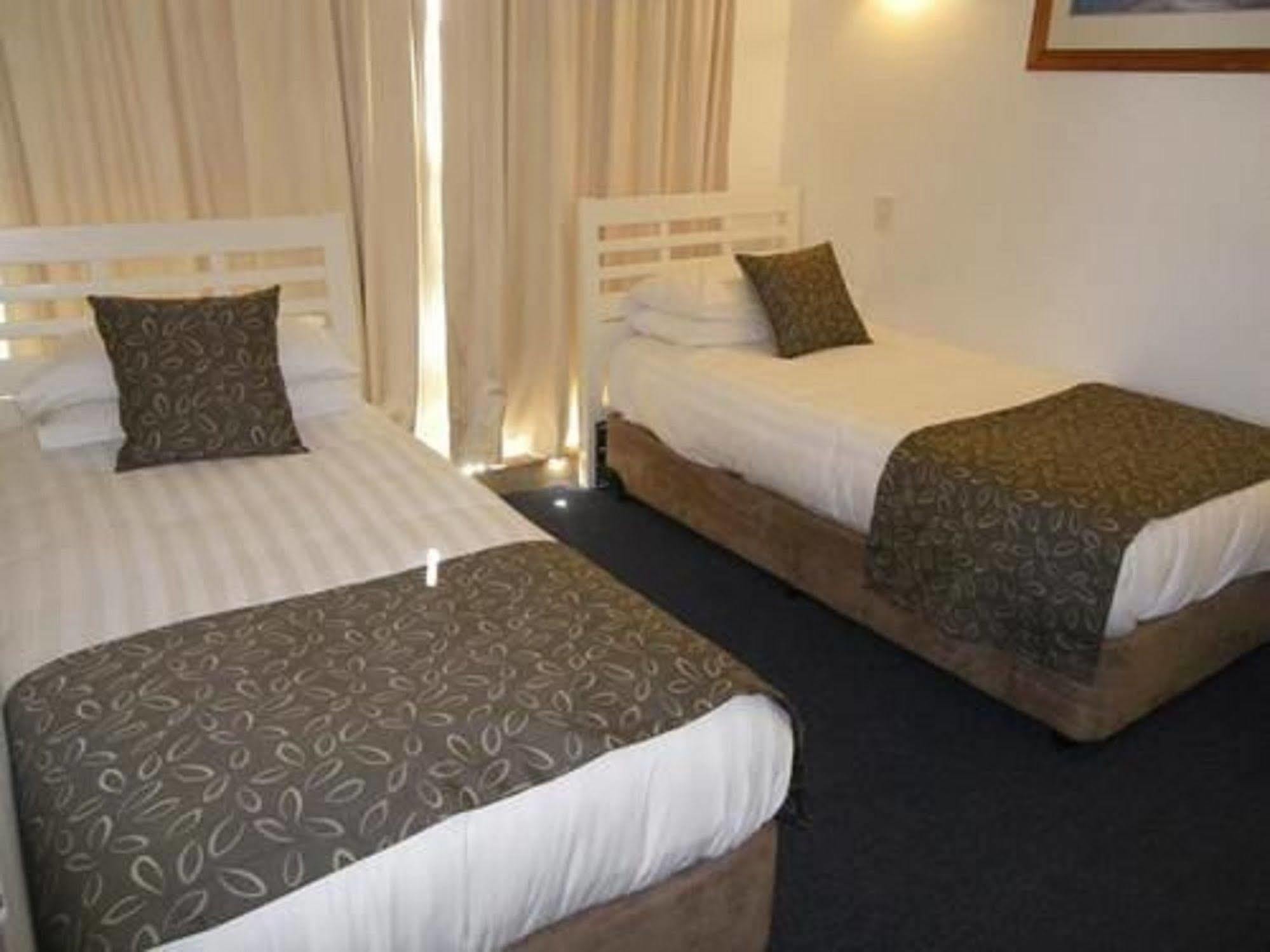Pacific Surf Absolute Beachfront Apartments Gold Coast Exterior photo